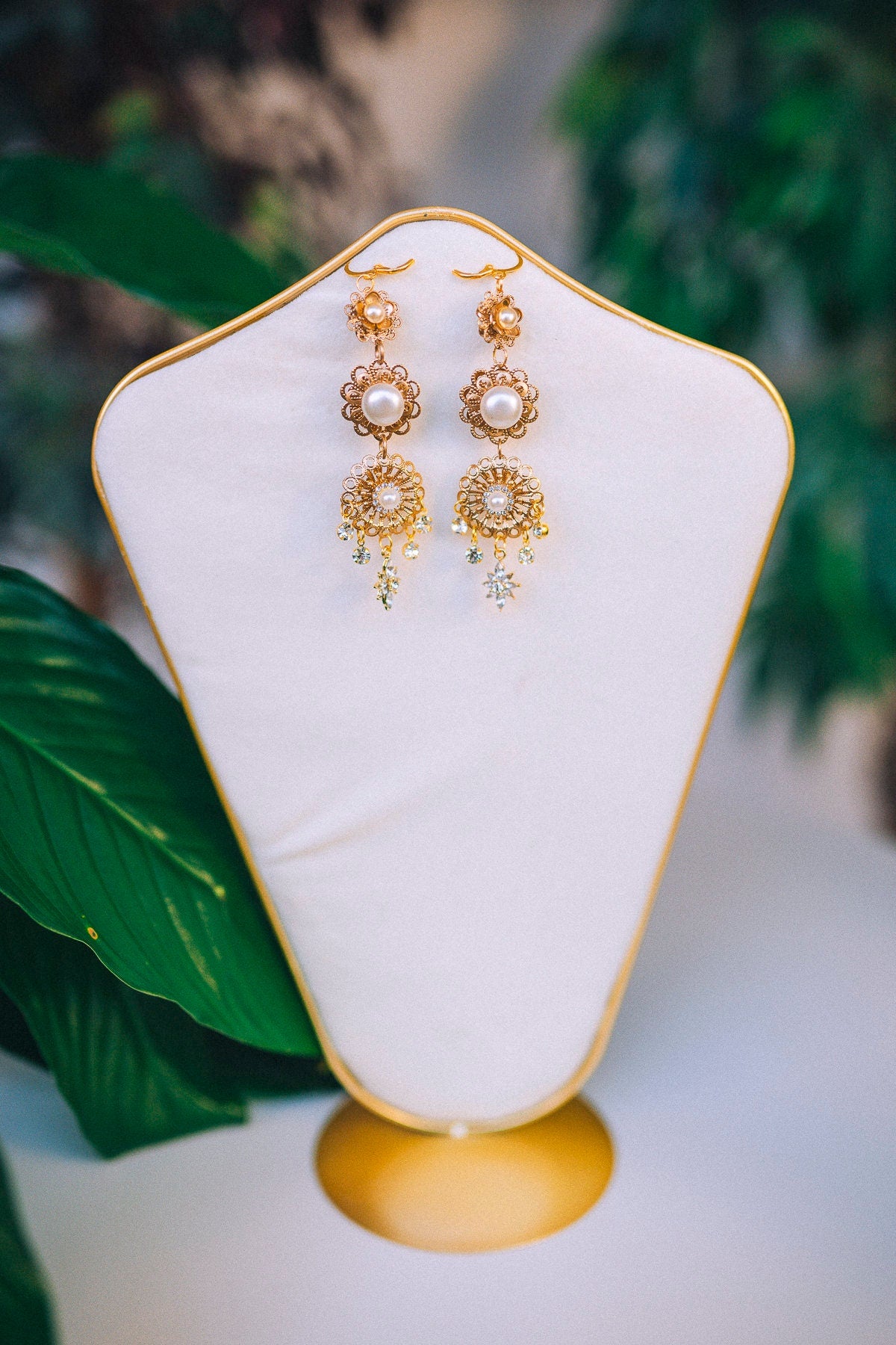 Flower earrings Festival earrings Gold boho earrings Summer earrings Flower jewellery Wedding accessories Pearl earrings Beige earrings