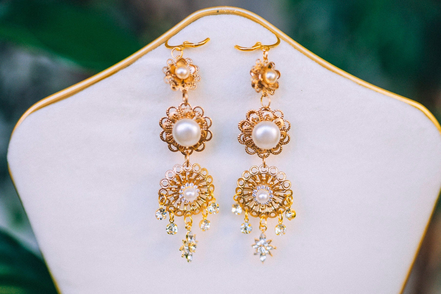 Flower earrings Festival earrings Gold boho earrings Summer earrings Flower jewellery Wedding accessories Pearl earrings Beige earrings