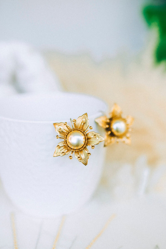 Flower earrings Festival earrings Gold boho earrings Summer earrings Flower jewellery Wedding accessories Beige earrings Floral earrings