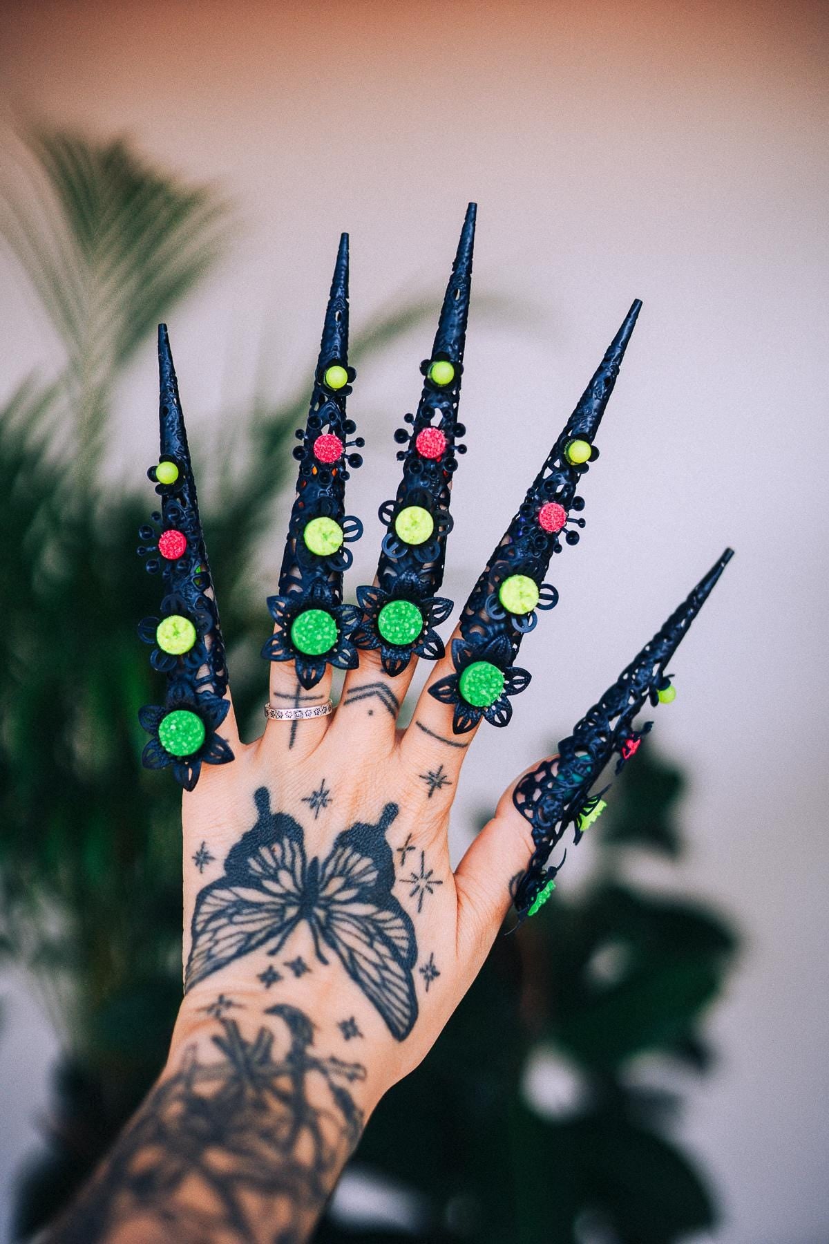 Neon Finger Claw 1 piece, UV active jewelry, Halloween costume, Filigree Jewelry, Finger Jewelry, Black finger claws, Ring, Rave outfit