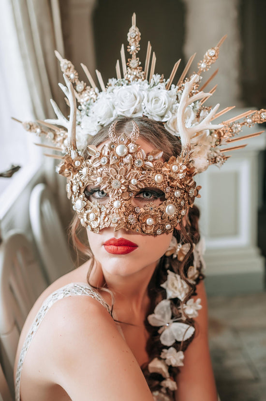 Gold halo crown withwhite flowers