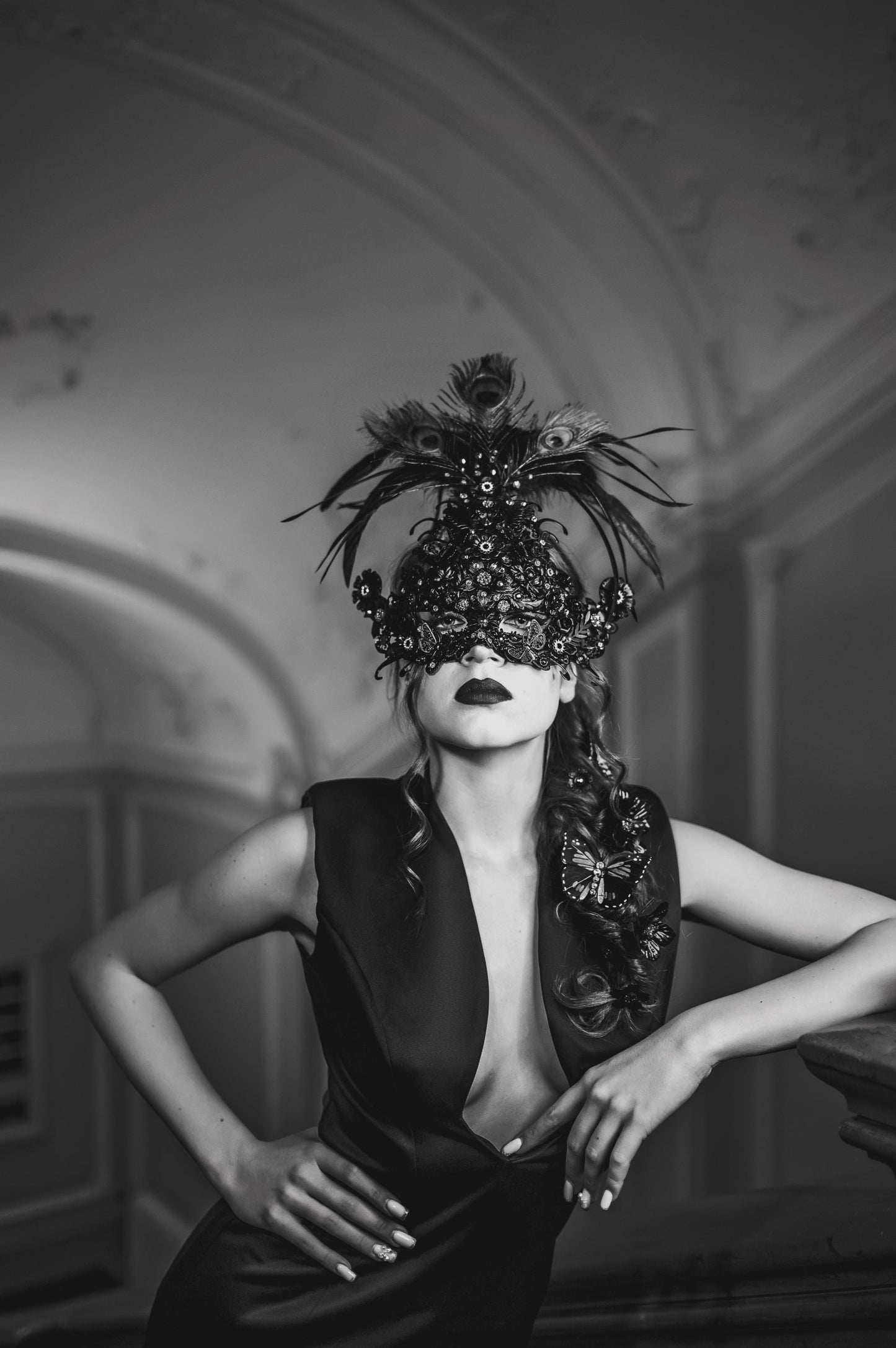 Venetian Style Black Mask, Gothic Feathers, Peacock Details, Mystical Glamour, Masquerade Ball, Festival Carnival, Elegant Accessory