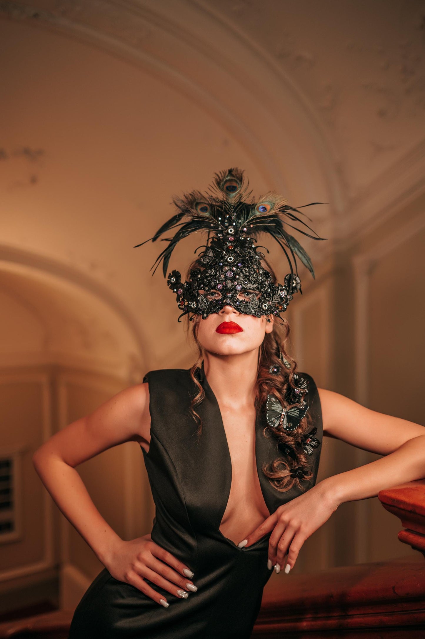 Venetian Style Black Mask, Gothic Feathers, Peacock Details, Mystical Glamour, Masquerade Ball, Festival Carnival, Elegant Accessory