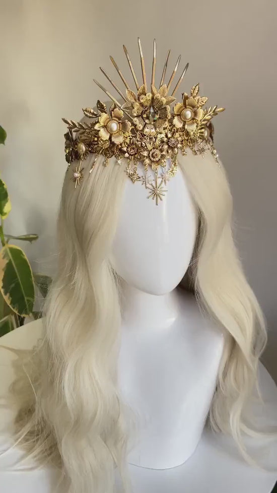 Load and play video in Gallery viewer, Elf crown Sun Crown Celestial Gold Tiara Sun Shine Headpiece Fairy Crown Halo Festival Tiara Wedding Crown Boho Festival Bride
