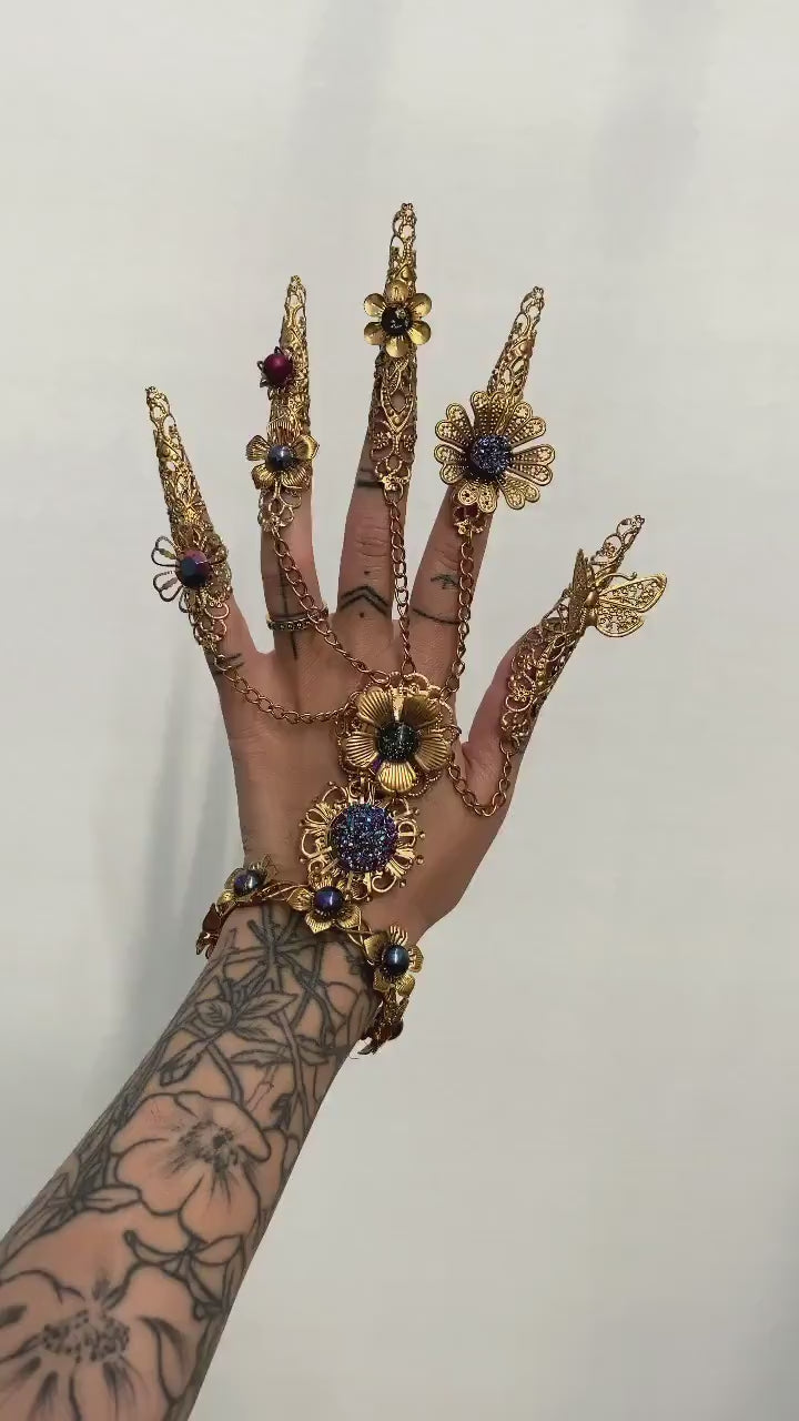 Load and play video in Gallery viewer, Gold Fingers Jewellery, Gold Bracelet, Nails Jewellery, Halloween, Filigree Jewellery, Gold Fingers, Sugar skull, Photoprops, Ring, Jewelry
